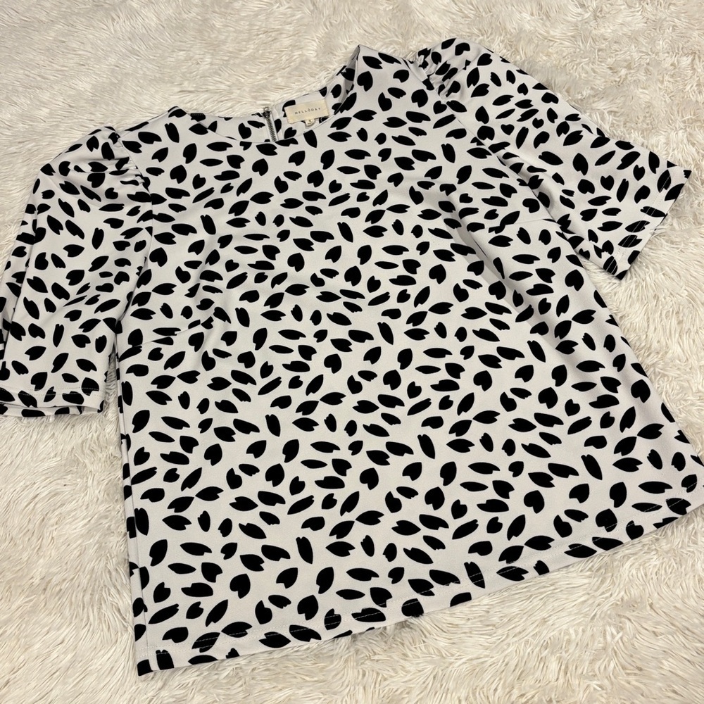Melloday Ivory & Black Animal Print Blouse Woman’s size small